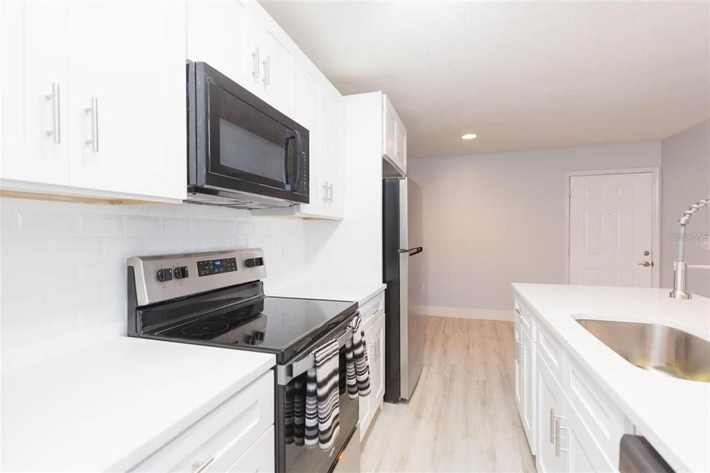 合同活跃: $139,900 (1 贝兹, 1 浴室, 738 平方英尺)