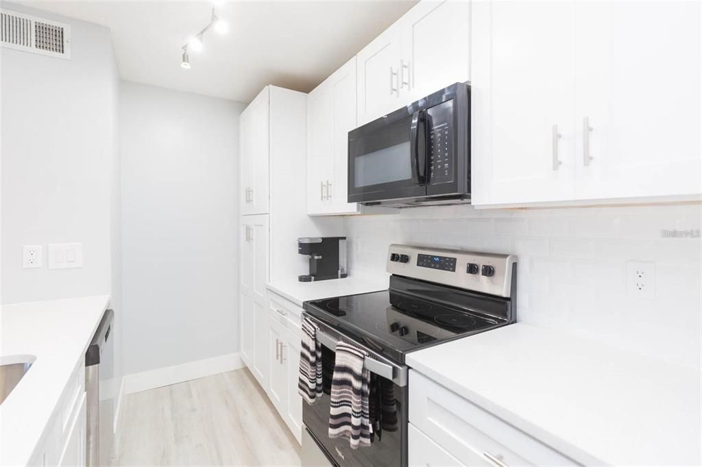 合同活跃: $139,900 (1 贝兹, 1 浴室, 738 平方英尺)