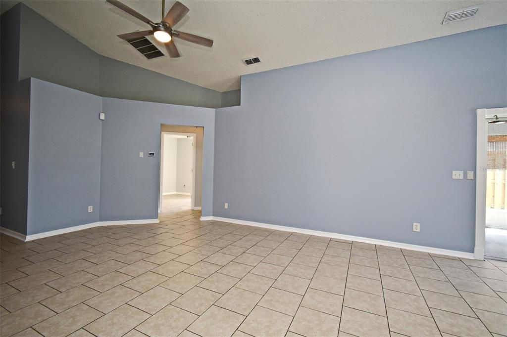 Active With Contract: $324,900 (3 beds, 2 baths, 1610 Square Feet)