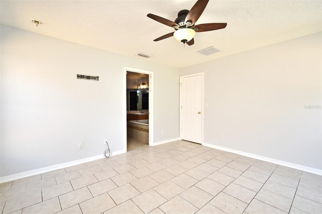 Active With Contract: $324,900 (3 beds, 2 baths, 1610 Square Feet)