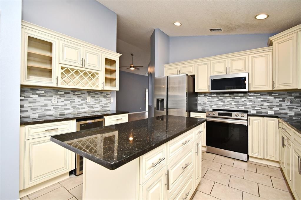 Active With Contract: $324,900 (3 beds, 2 baths, 1610 Square Feet)