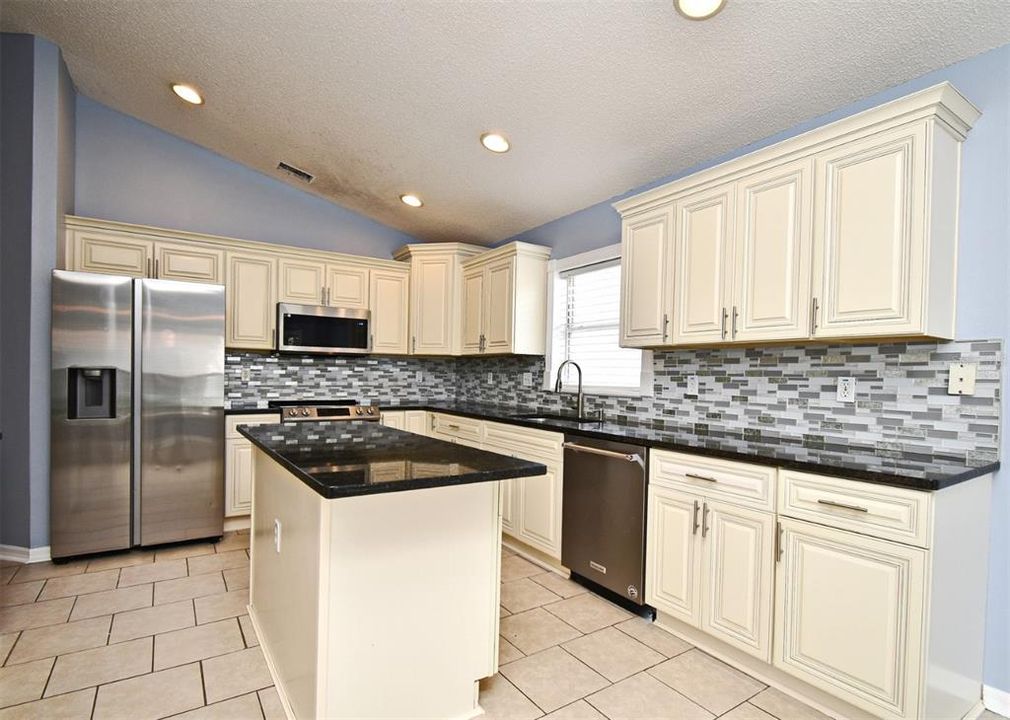 Active With Contract: $324,900 (3 beds, 2 baths, 1610 Square Feet)