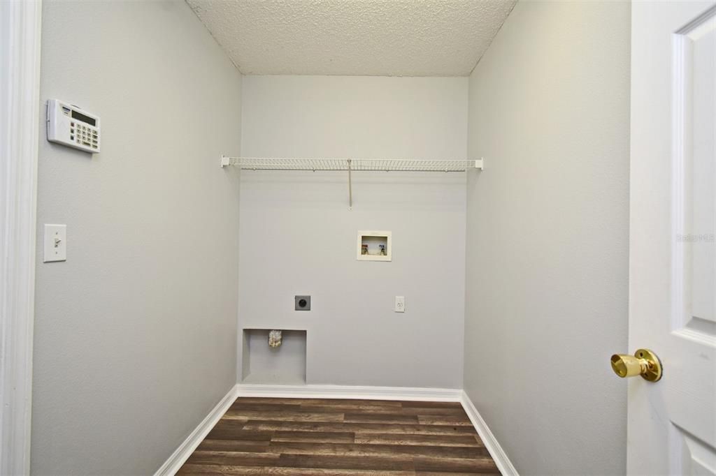 Active With Contract: $324,900 (3 beds, 2 baths, 1610 Square Feet)