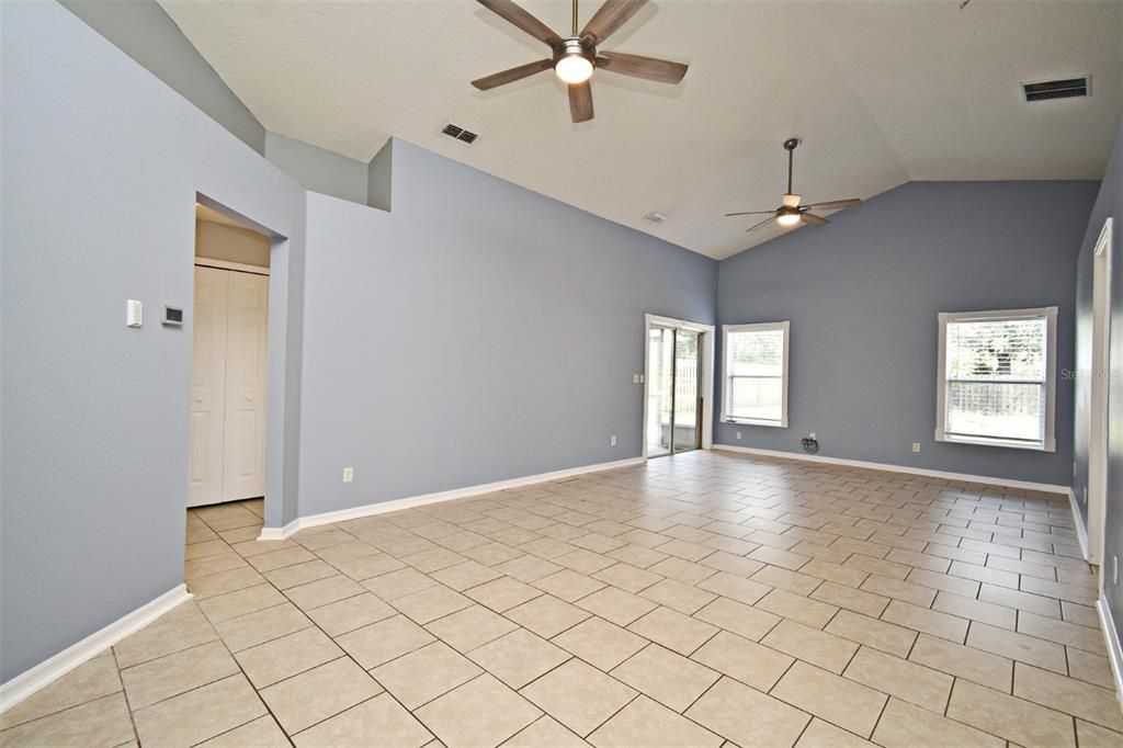 Active With Contract: $324,900 (3 beds, 2 baths, 1610 Square Feet)