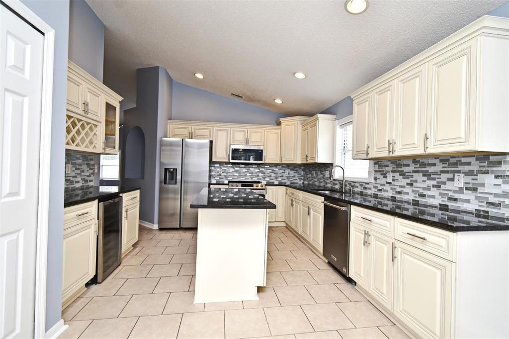 Active With Contract: $324,900 (3 beds, 2 baths, 1610 Square Feet)