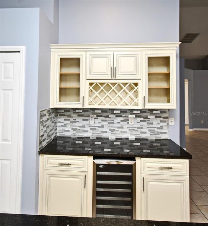 Active With Contract: $324,900 (3 beds, 2 baths, 1610 Square Feet)