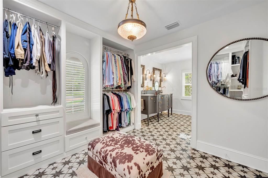 合同活跃: $1,699,999 (4 贝兹, 3 浴室, 2749 平方英尺)