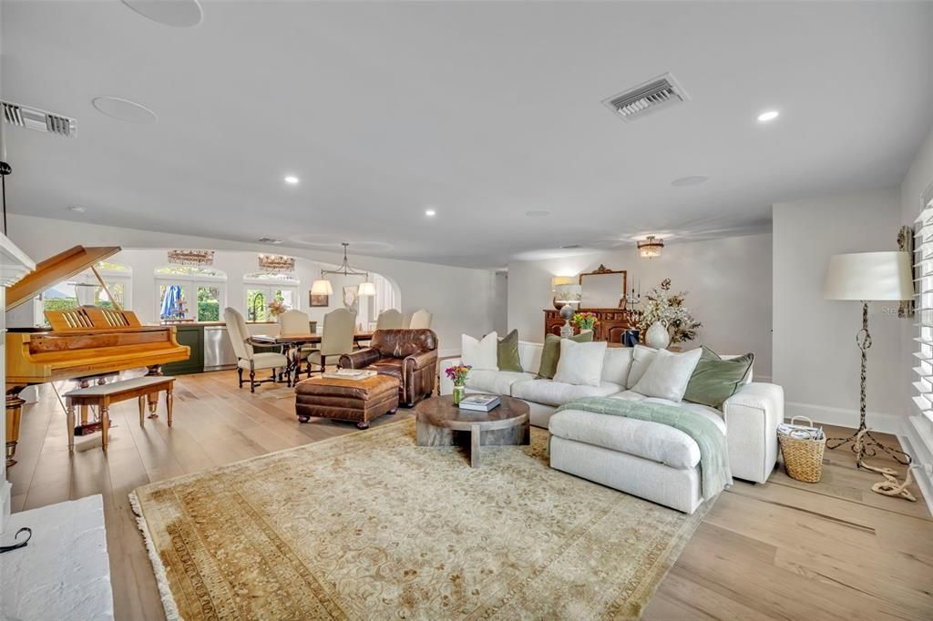 合同活跃: $1,699,999 (4 贝兹, 3 浴室, 2749 平方英尺)