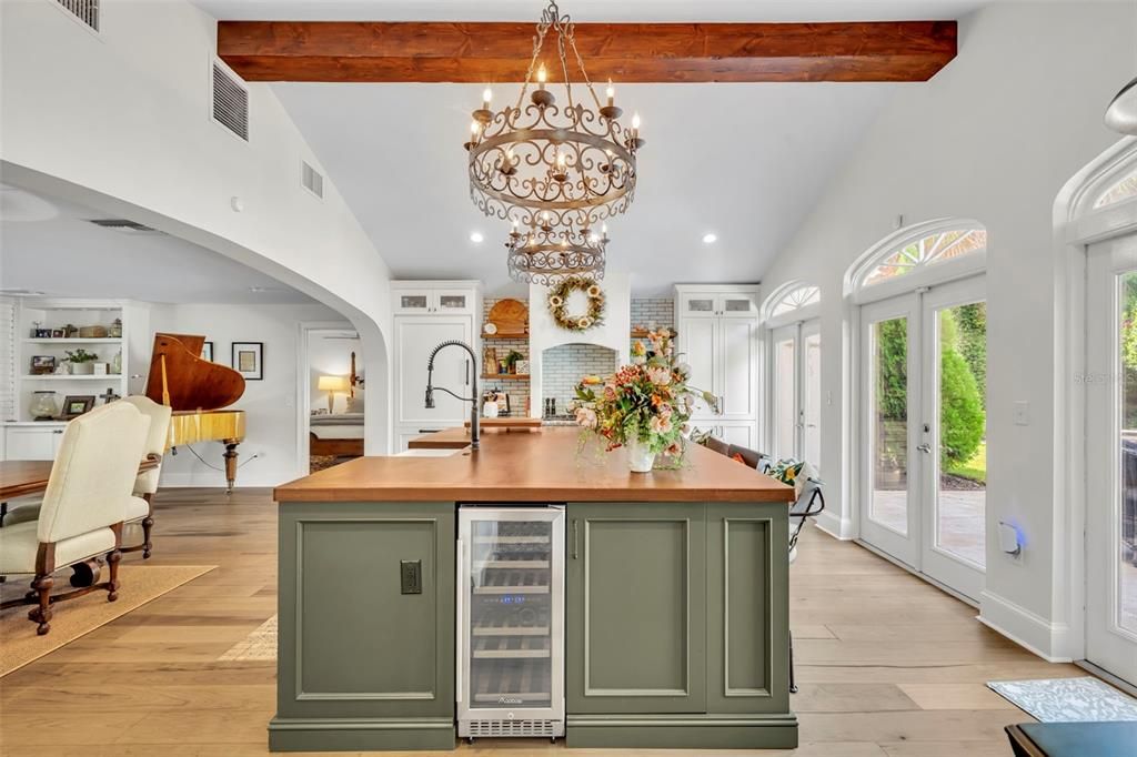 合同活跃: $1,699,999 (4 贝兹, 3 浴室, 2749 平方英尺)