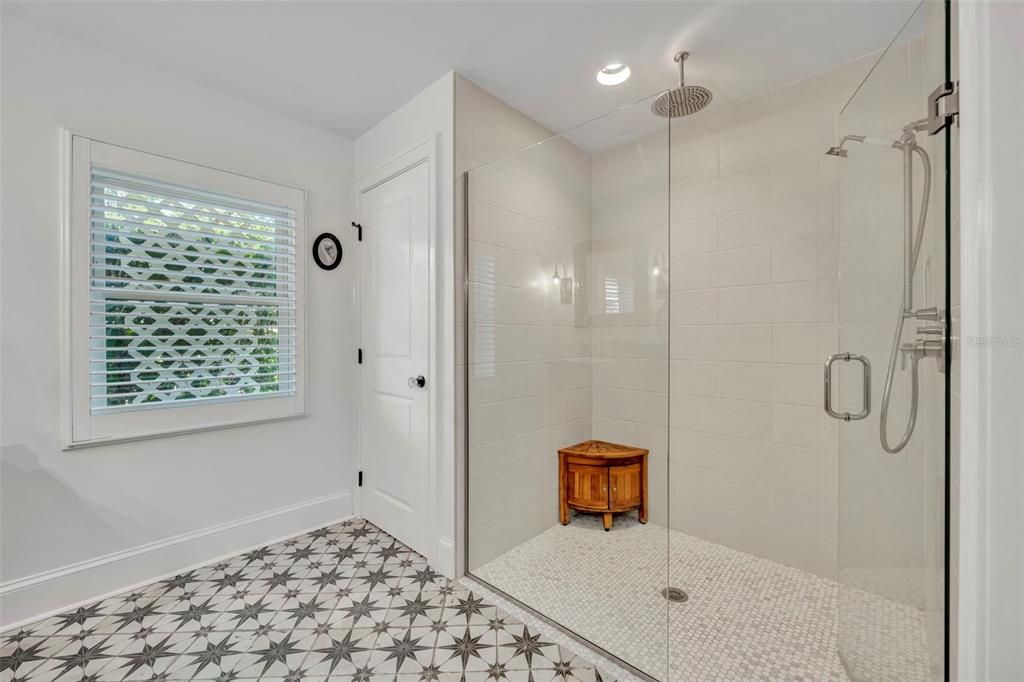 合同活跃: $1,699,999 (4 贝兹, 3 浴室, 2749 平方英尺)