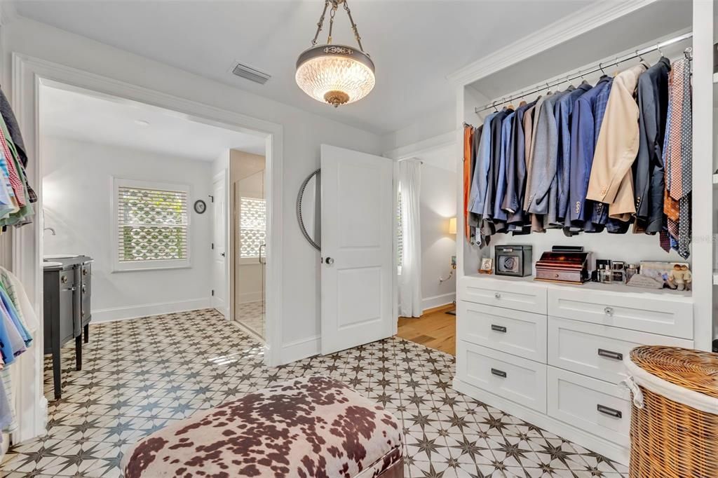 合同活跃: $1,699,999 (4 贝兹, 3 浴室, 2749 平方英尺)