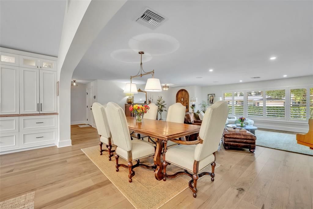 合同活跃: $1,699,999 (4 贝兹, 3 浴室, 2749 平方英尺)