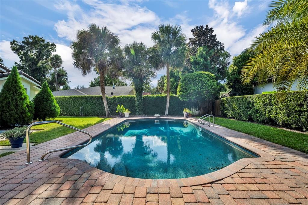 合同活跃: $1,699,999 (4 贝兹, 3 浴室, 2749 平方英尺)