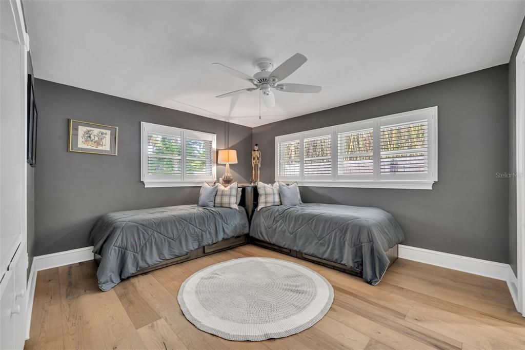 合同活跃: $1,699,999 (4 贝兹, 3 浴室, 2749 平方英尺)