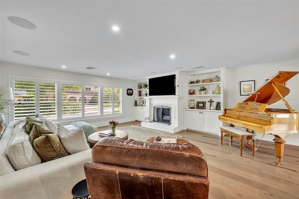 合同活跃: $1,699,999 (4 贝兹, 3 浴室, 2749 平方英尺)