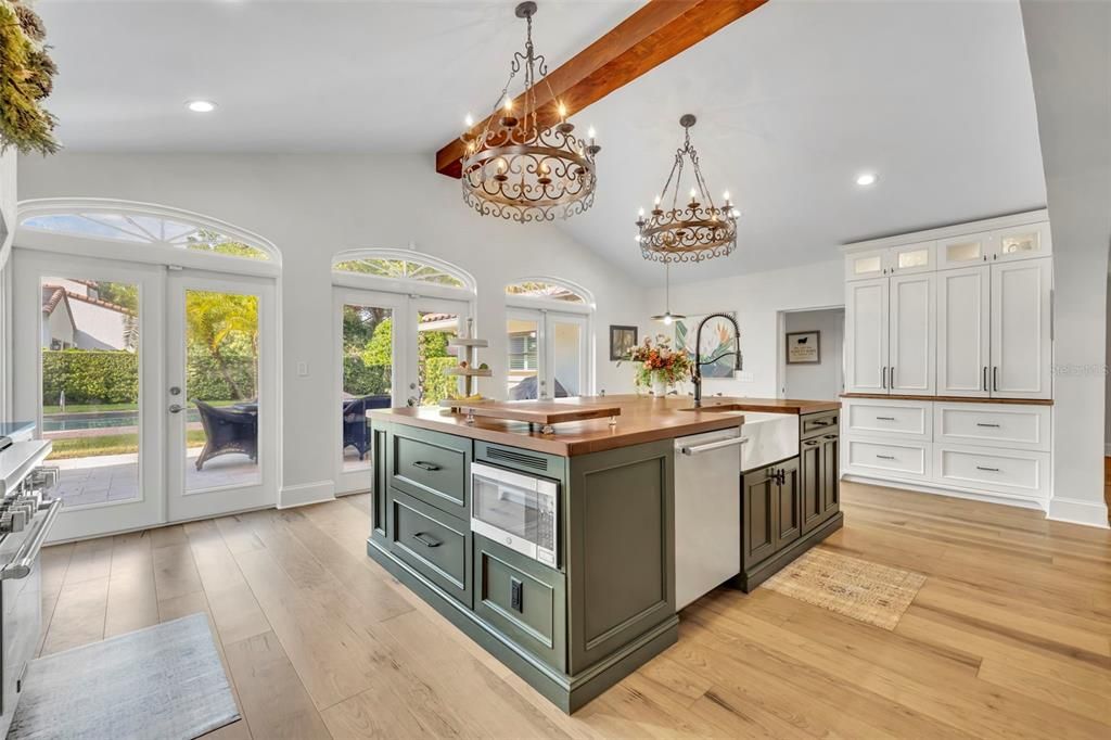 合同活跃: $1,699,999 (4 贝兹, 3 浴室, 2749 平方英尺)