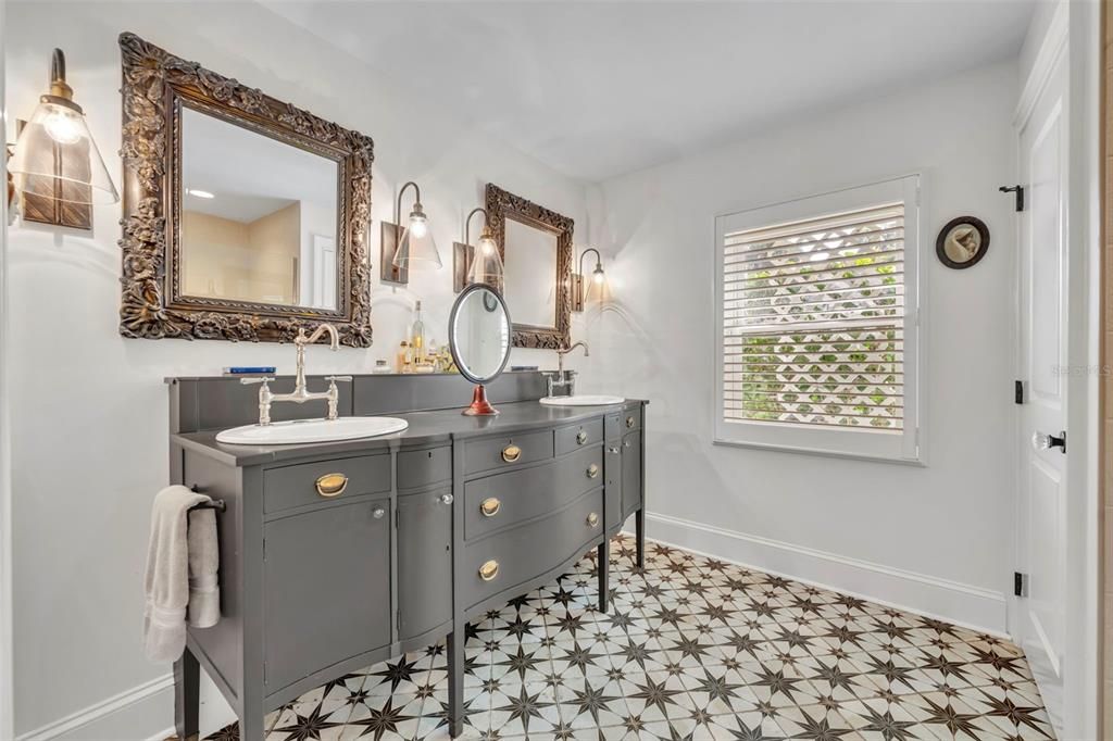 合同活跃: $1,699,999 (4 贝兹, 3 浴室, 2749 平方英尺)