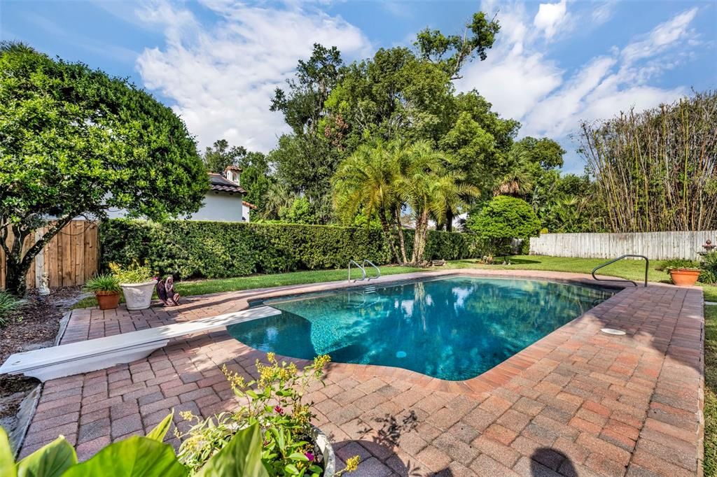 合同活跃: $1,699,999 (4 贝兹, 3 浴室, 2749 平方英尺)