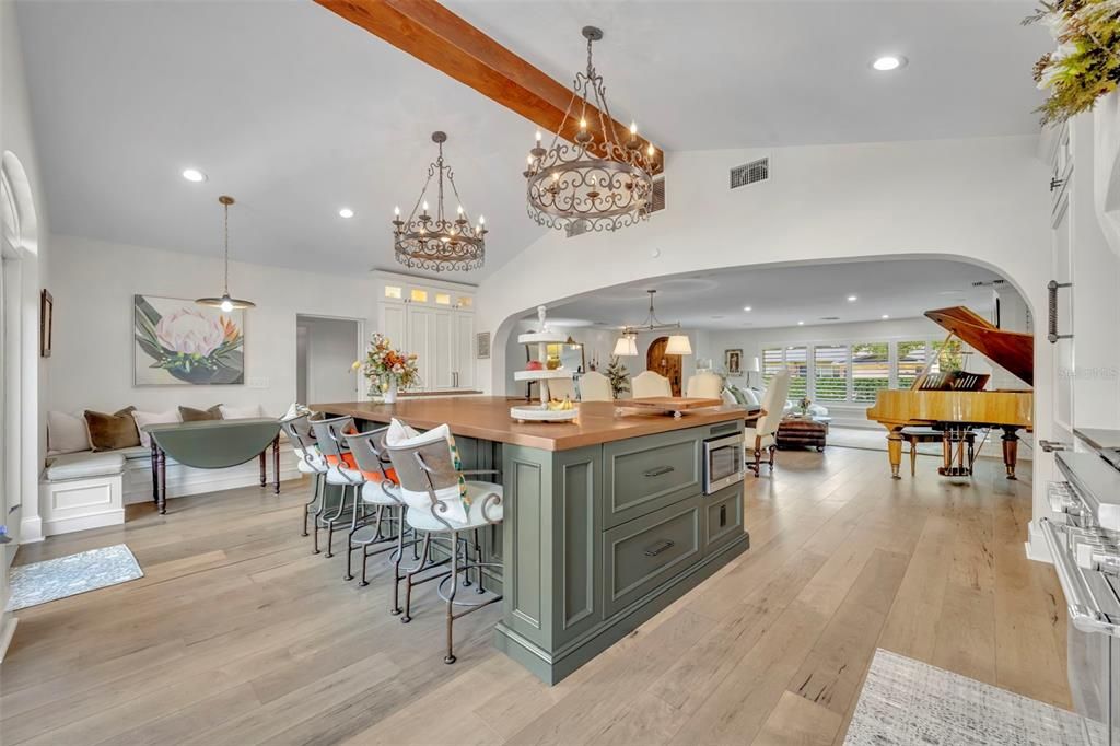 合同活跃: $1,699,999 (4 贝兹, 3 浴室, 2749 平方英尺)