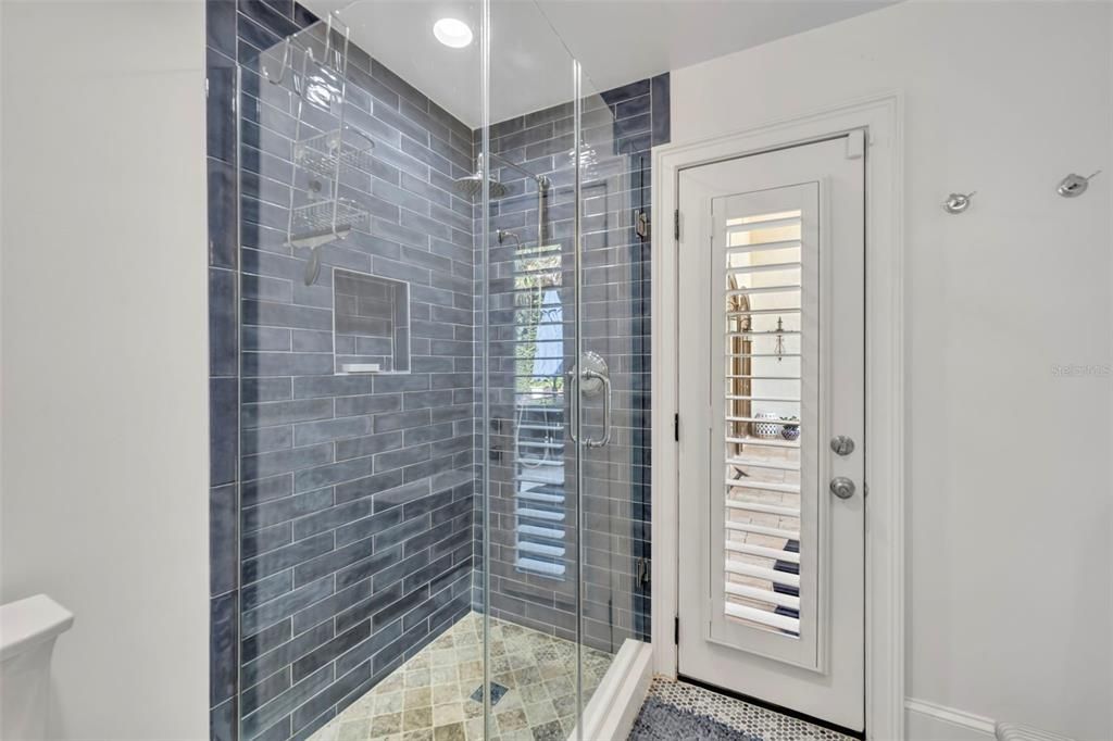 合同活跃: $1,699,999 (4 贝兹, 3 浴室, 2749 平方英尺)