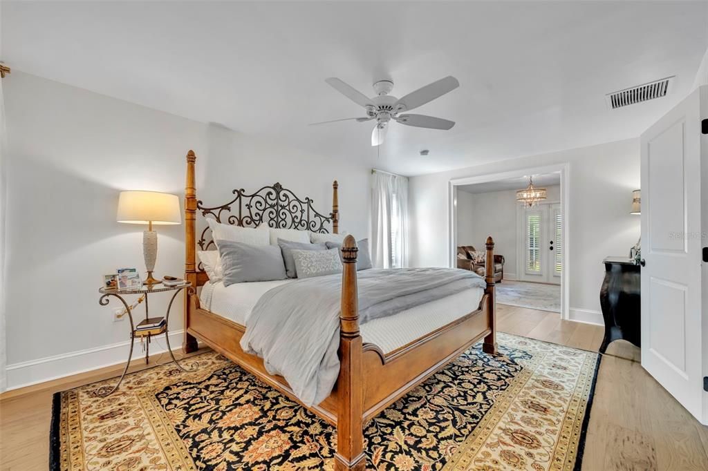 合同活跃: $1,699,999 (4 贝兹, 3 浴室, 2749 平方英尺)