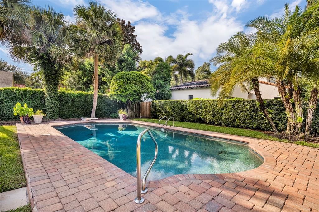 合同活跃: $1,699,999 (4 贝兹, 3 浴室, 2749 平方英尺)