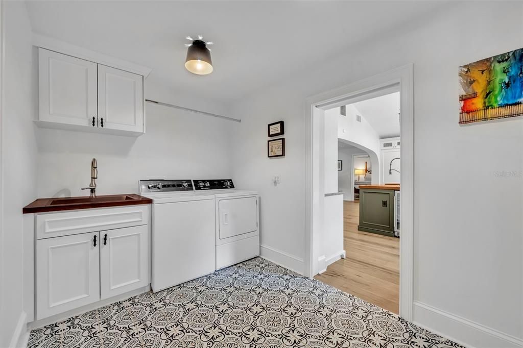 合同活跃: $1,699,999 (4 贝兹, 3 浴室, 2749 平方英尺)