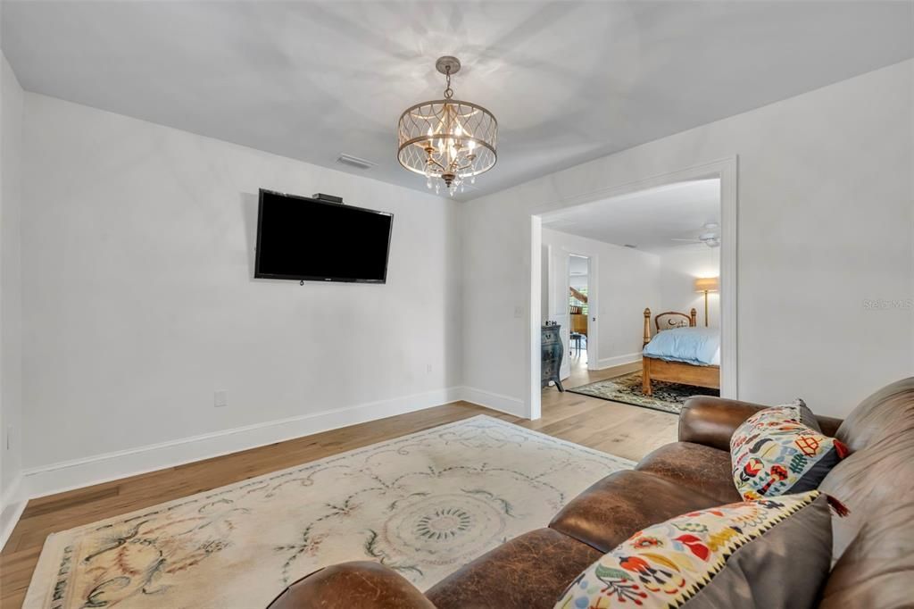 合同活跃: $1,699,999 (4 贝兹, 3 浴室, 2749 平方英尺)