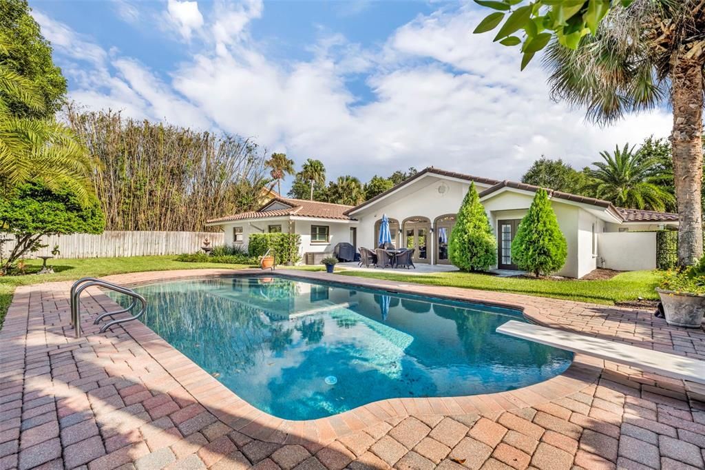 合同活跃: $1,699,999 (4 贝兹, 3 浴室, 2749 平方英尺)