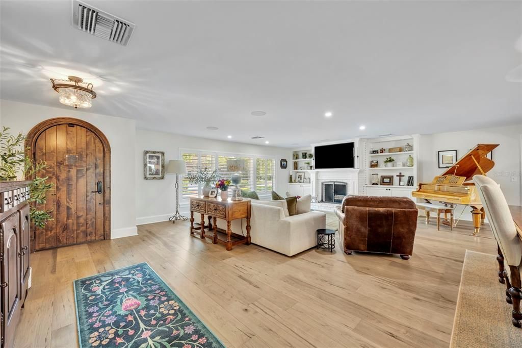 合同活跃: $1,699,999 (4 贝兹, 3 浴室, 2749 平方英尺)