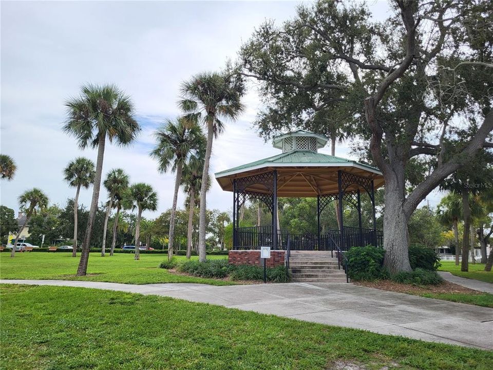 Под контрактом: $389,900 (3 спален, 2 ванн, 1596 Квадратных фут)