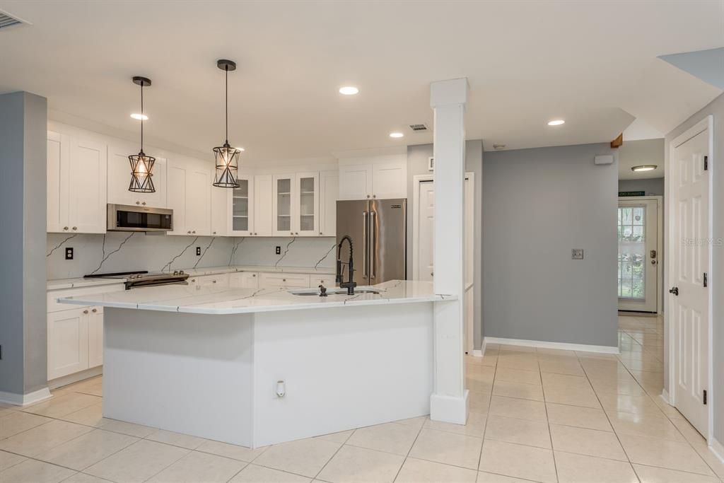 Под контрактом: $389,900 (3 спален, 2 ванн, 1596 Квадратных фут)