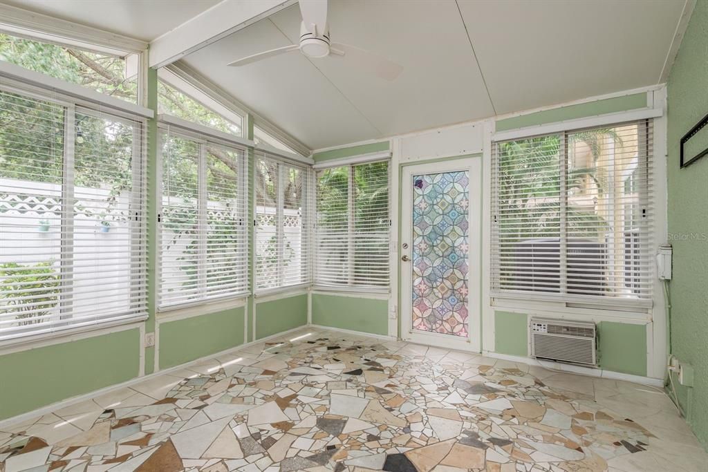 Под контрактом: $389,900 (3 спален, 2 ванн, 1596 Квадратных фут)