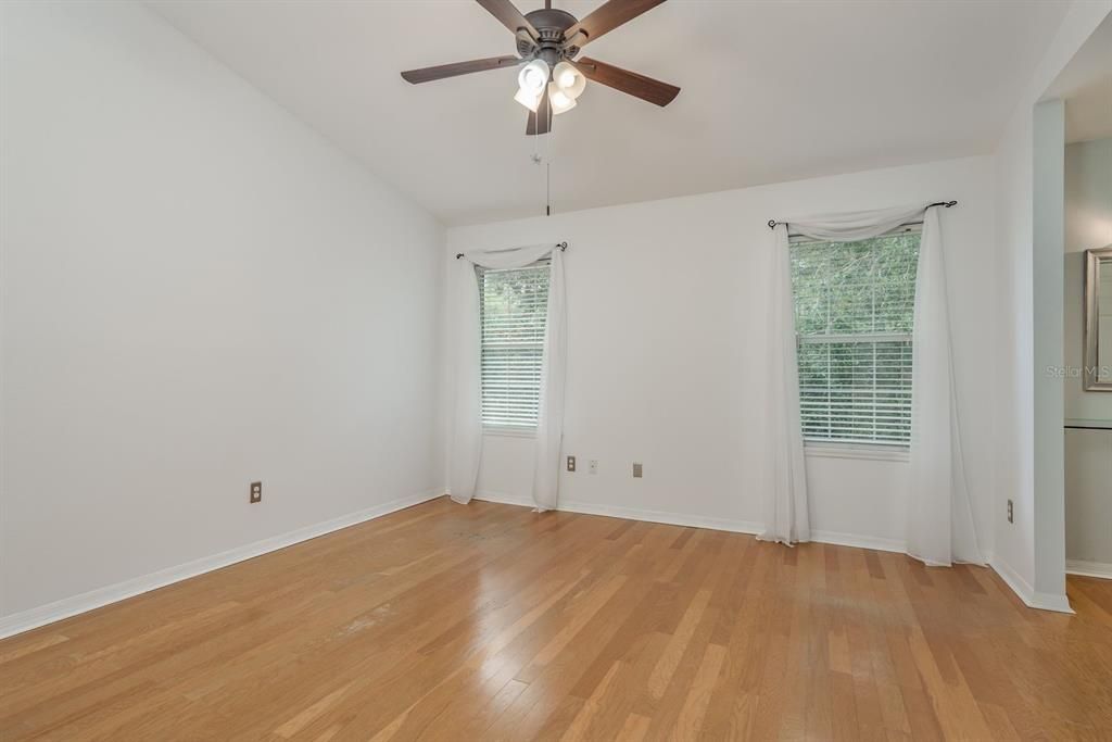 Под контрактом: $389,900 (3 спален, 2 ванн, 1596 Квадратных фут)