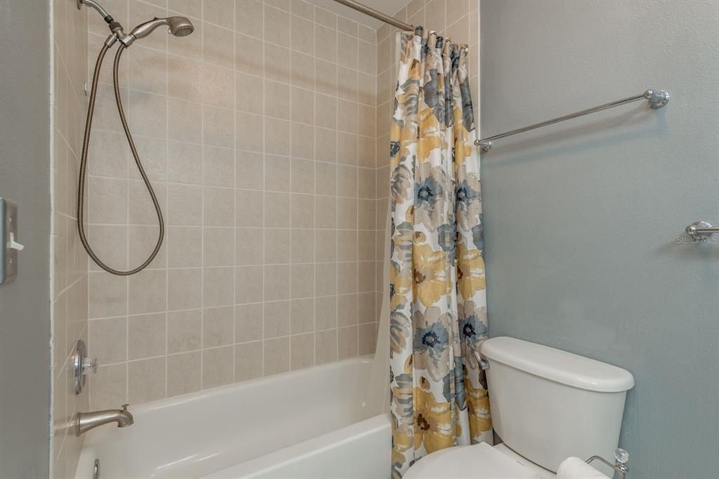 Под контрактом: $389,900 (3 спален, 2 ванн, 1596 Квадратных фут)