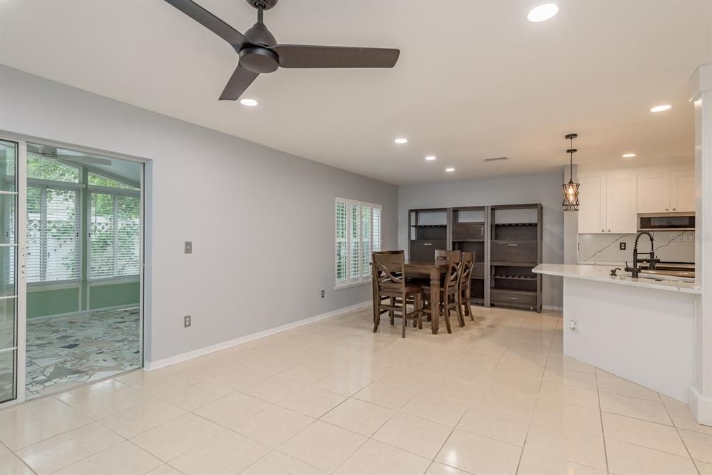 Под контрактом: $389,900 (3 спален, 2 ванн, 1596 Квадратных фут)