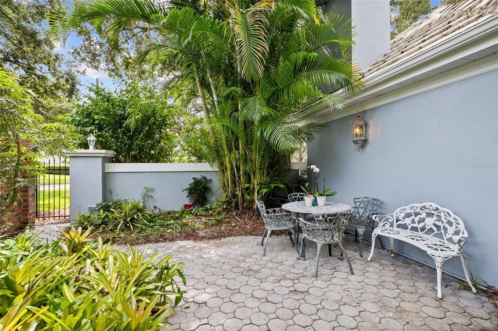 合同活跃: $924,000 (4 贝兹, 3 浴室, 3698 平方英尺)