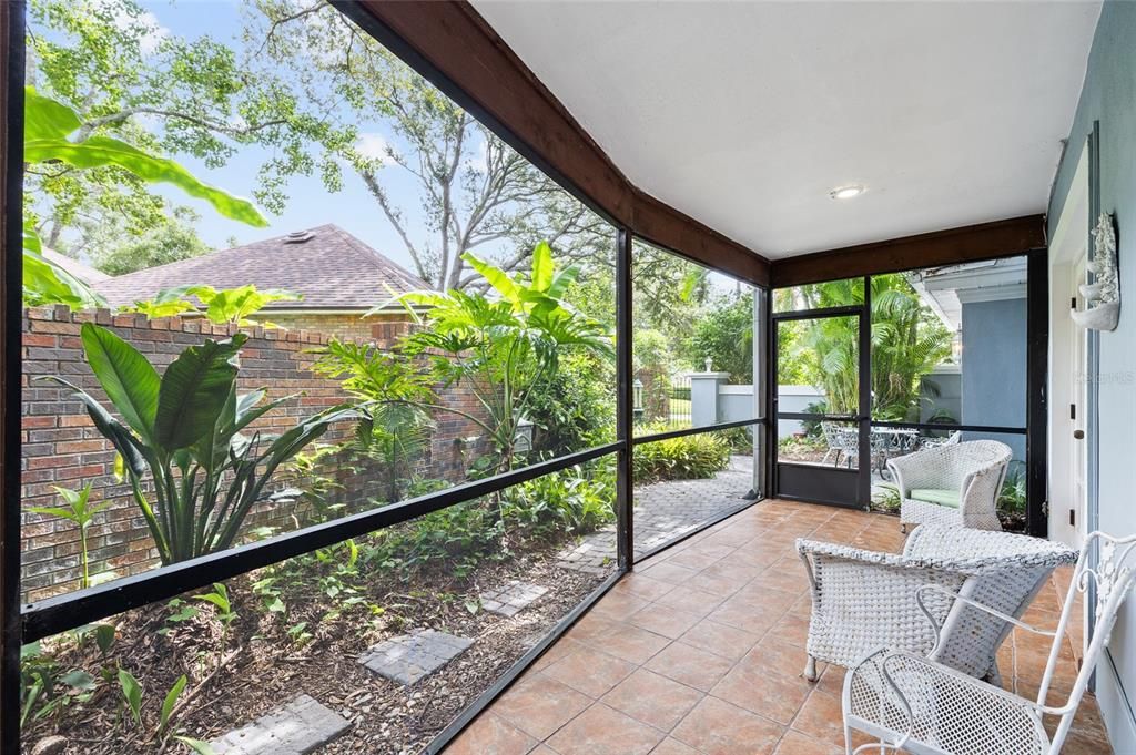 合同活跃: $924,000 (4 贝兹, 3 浴室, 3698 平方英尺)