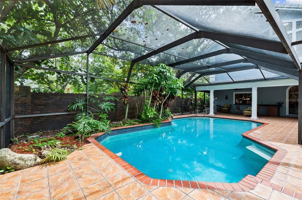 合同活跃: $924,000 (4 贝兹, 3 浴室, 3698 平方英尺)