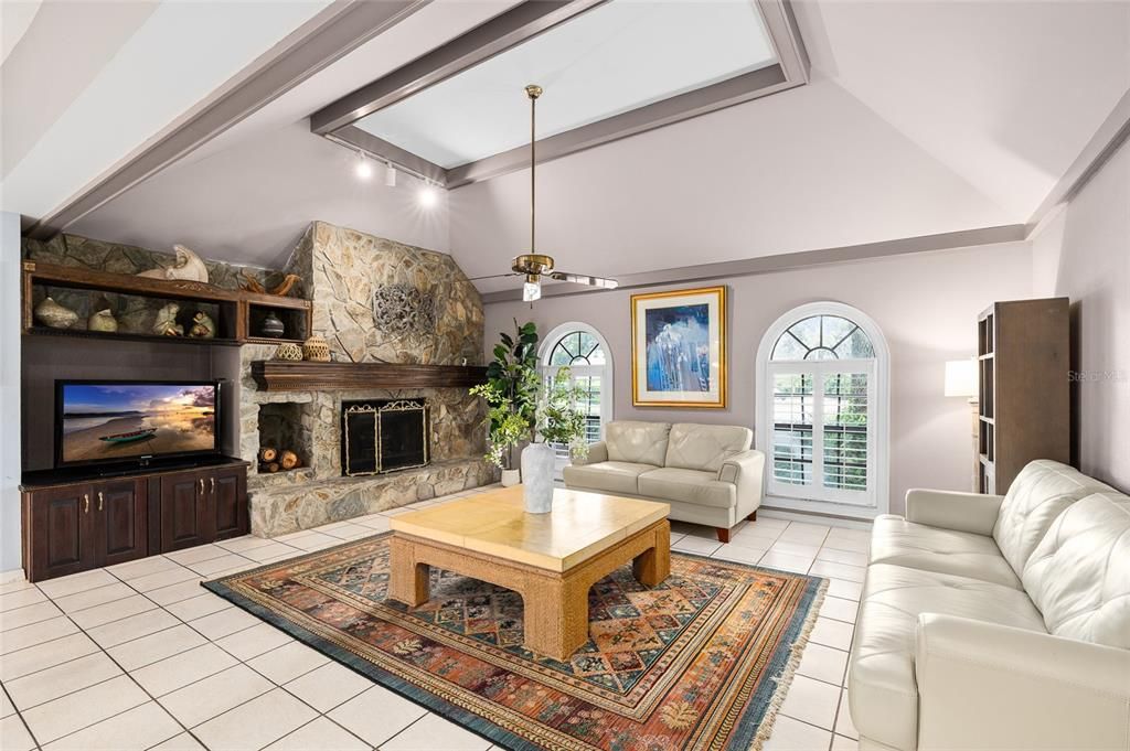 合同活跃: $924,000 (4 贝兹, 3 浴室, 3698 平方英尺)