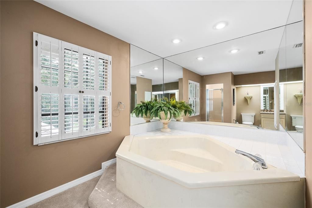 合同活跃: $924,000 (4 贝兹, 3 浴室, 3698 平方英尺)