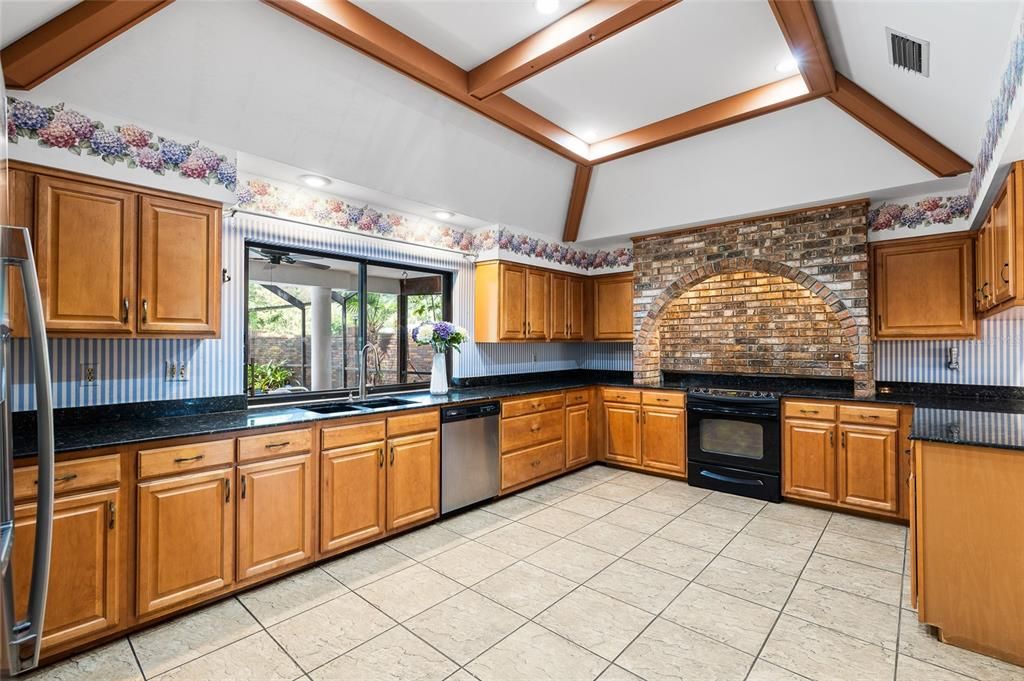 合同活跃: $924,000 (4 贝兹, 3 浴室, 3698 平方英尺)