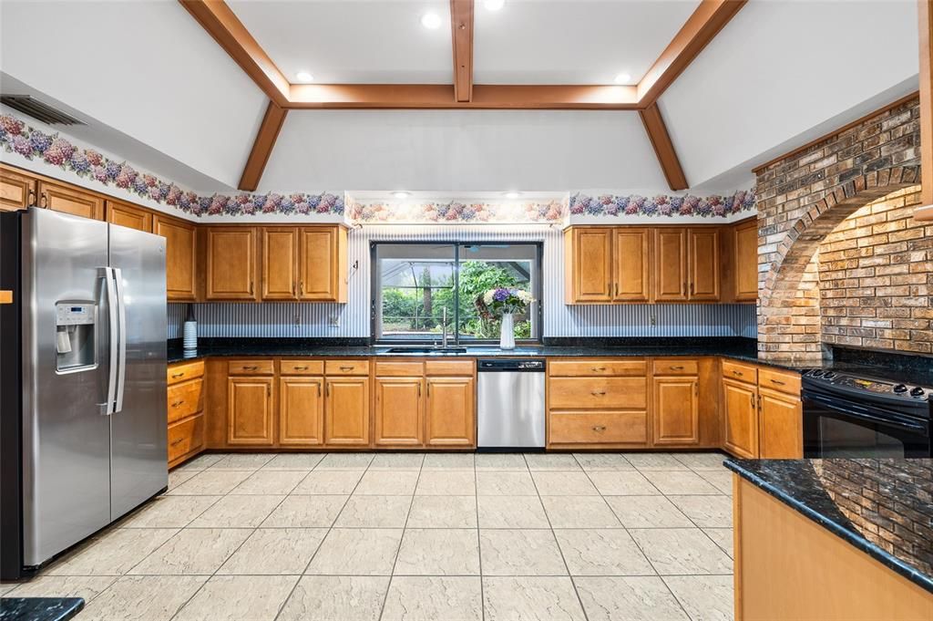 合同活跃: $924,000 (4 贝兹, 3 浴室, 3698 平方英尺)