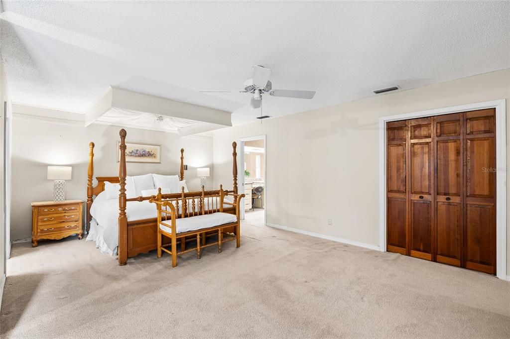 合同活跃: $924,000 (4 贝兹, 3 浴室, 3698 平方英尺)