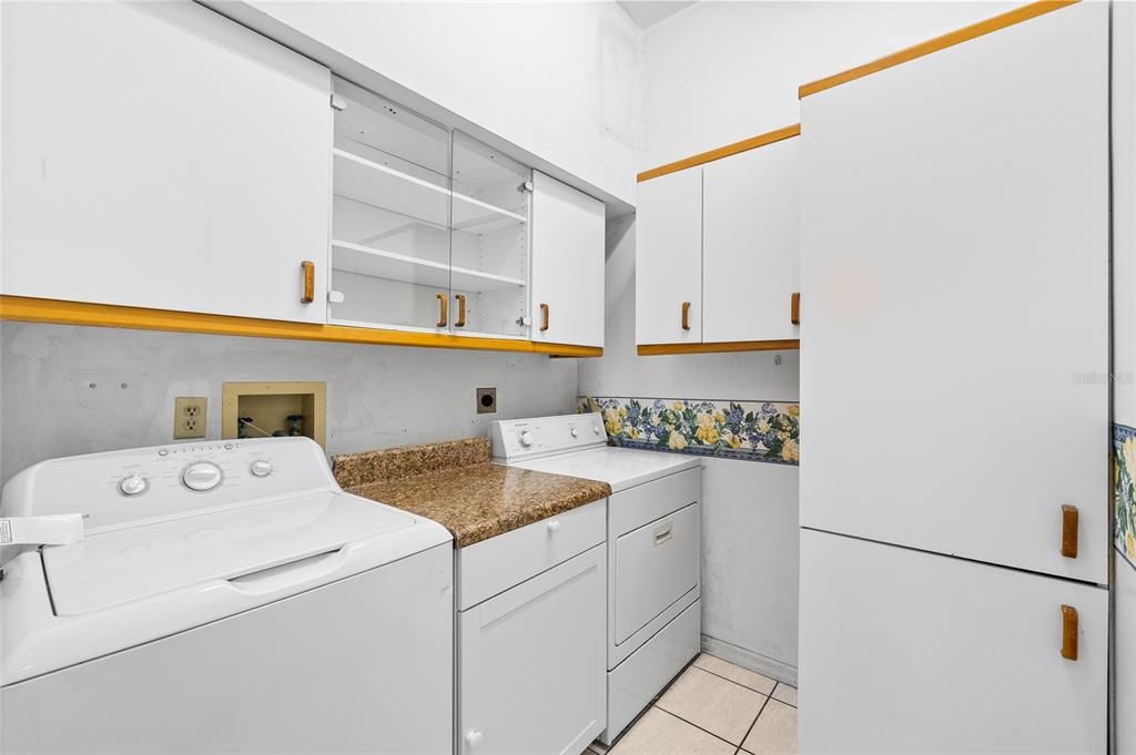 合同活跃: $924,000 (4 贝兹, 3 浴室, 3698 平方英尺)