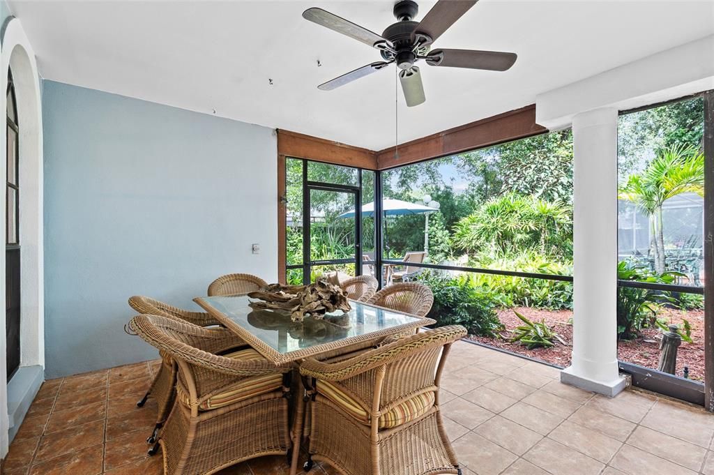 合同活跃: $924,000 (4 贝兹, 3 浴室, 3698 平方英尺)