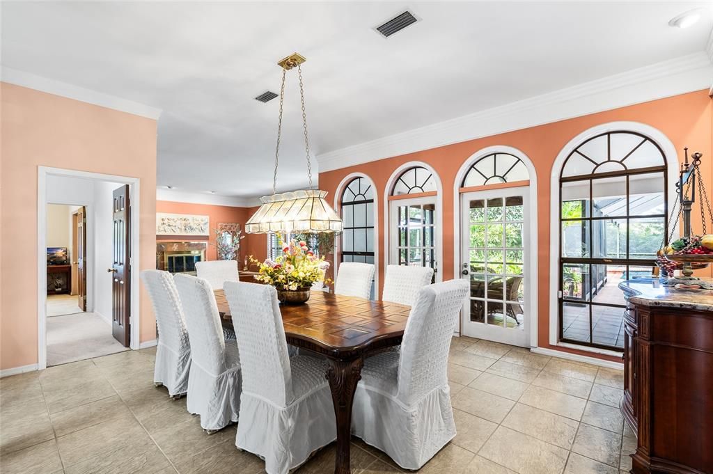 合同活跃: $924,000 (4 贝兹, 3 浴室, 3698 平方英尺)