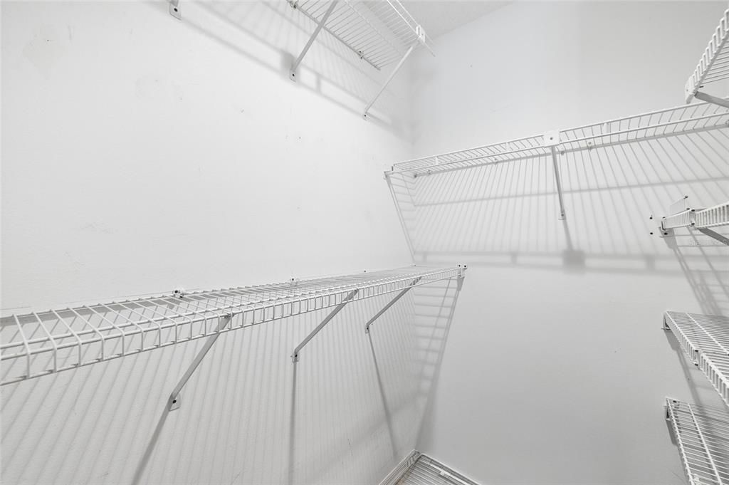 合同活跃: $924,000 (4 贝兹, 3 浴室, 3698 平方英尺)