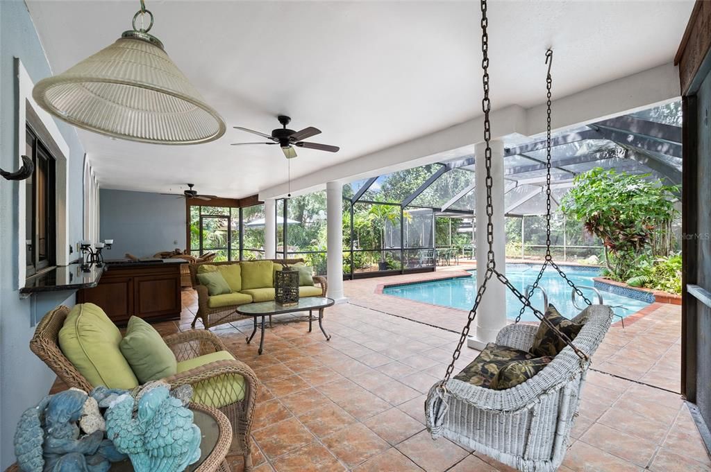 合同活跃: $924,000 (4 贝兹, 3 浴室, 3698 平方英尺)