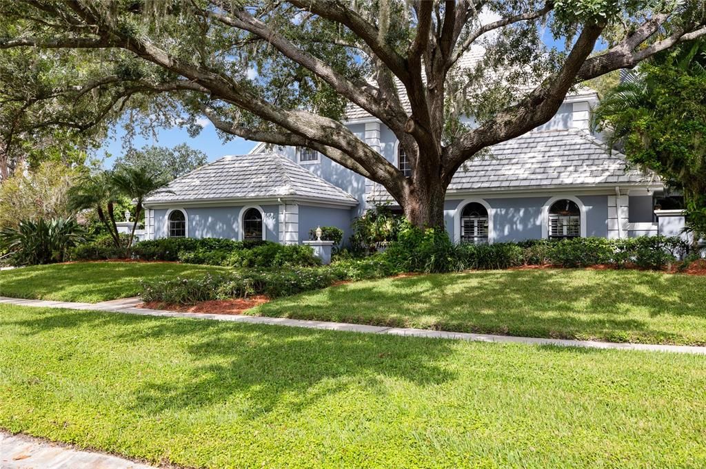 合同活跃: $924,000 (4 贝兹, 3 浴室, 3698 平方英尺)